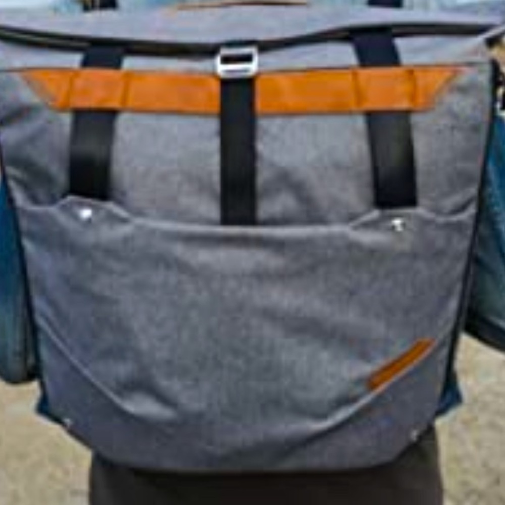 🎥 … 💻… 📸 • 🔴 PEAK DESIGN 20L ⚫️ • … 📸… 🎒